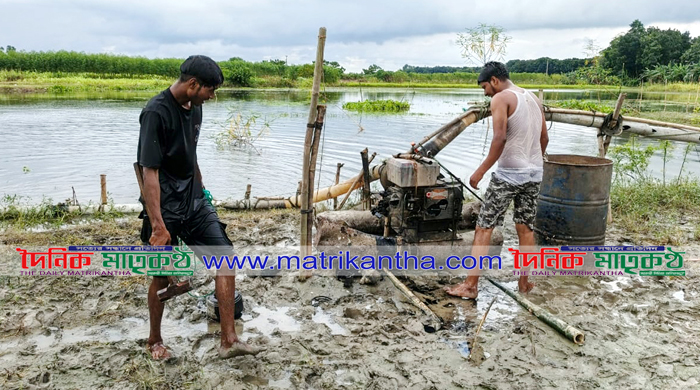 গোয়ালন্দে মরা পদ্মায় বালু উত্তোলনকারী অবৈধ ড্রেজিং মেশিন ও পাইপ ধ্বংস